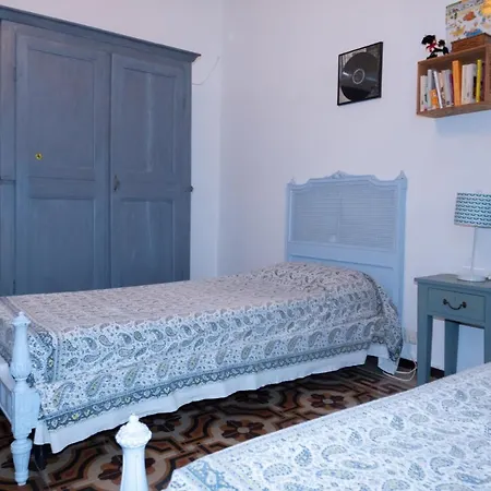 House By The Sea Apartman *