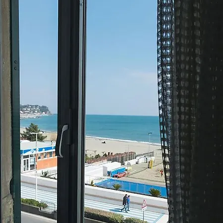 House By The Sea Apartman